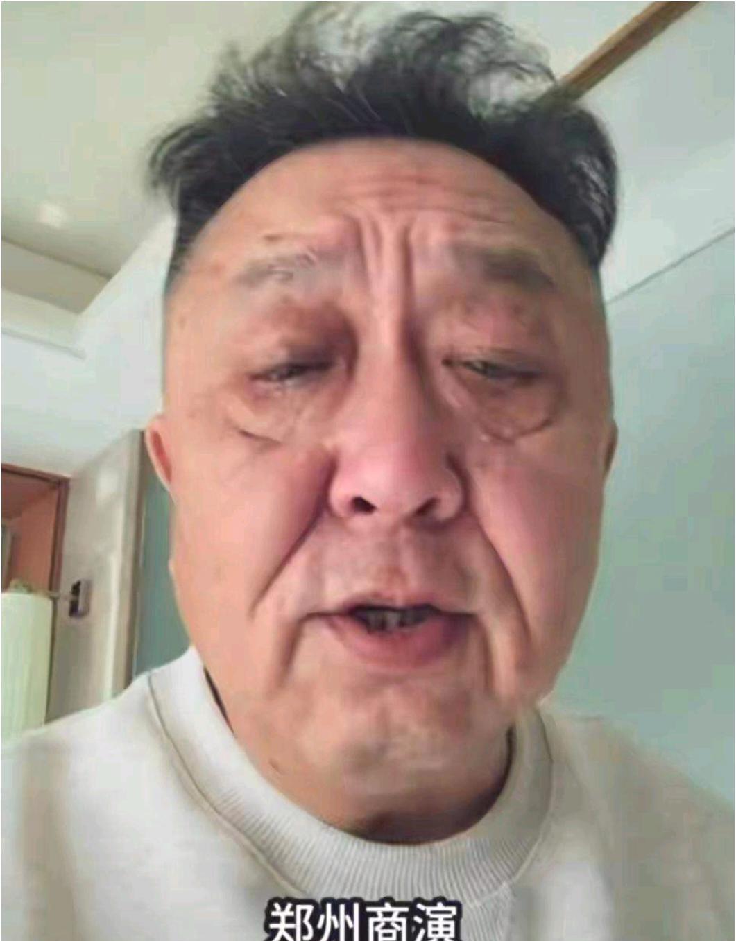 秦霄贤忘词的那一刻，全场空气都凝固了。于谦眼皮都没抬，一句“词儿喂狗了？我家