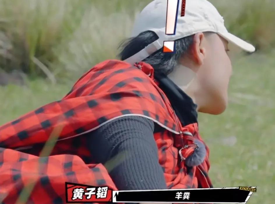 黄子韬在非洲马赛部落体验放羊时，酋长抓了一把羊粪说：“我们无聊的时候就玩羊粪。”