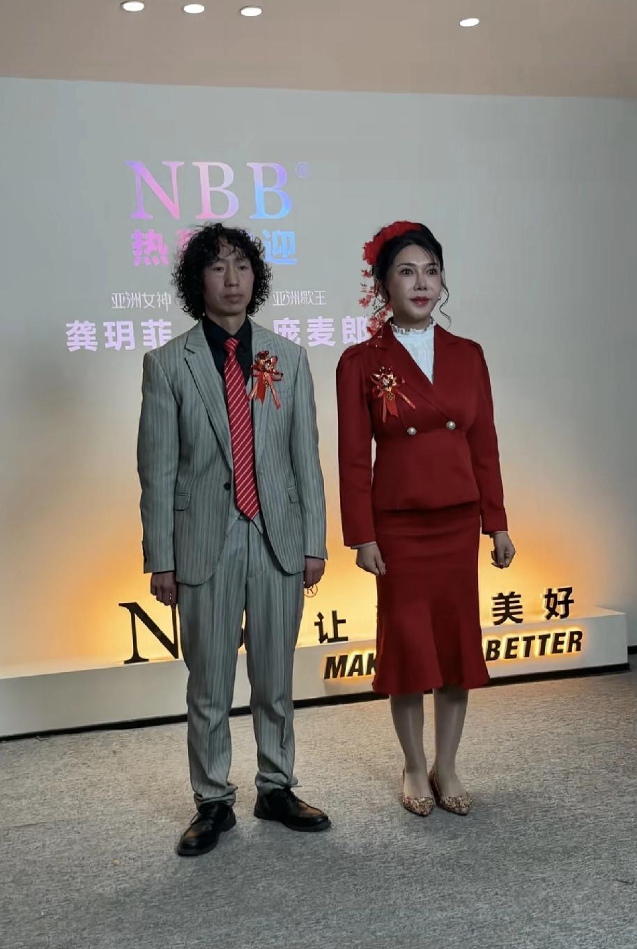 庞麦郎和龚玥菲订婚，这不就是狗血剧本吗？前两天龚玥菲还喊话那个轻功水上漂和练体育