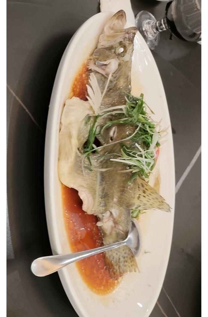 说一说广东人的鲜味:清蒸鱼为什么一定要放酱油？首先清蒸鱼最好不要放盐，只放姜丝蒸