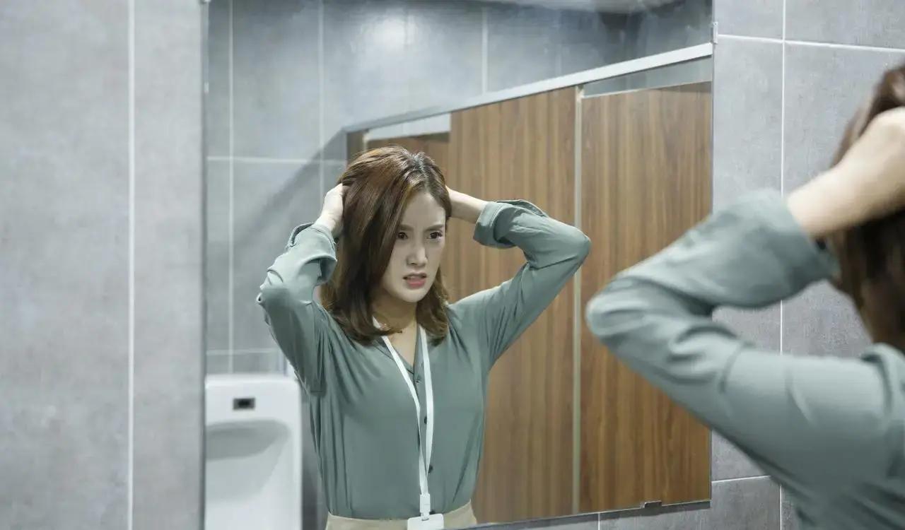 最近江苏南通和北京两地法院先后判了两起员工因上厕所被公司开除的案子，结果完全相反