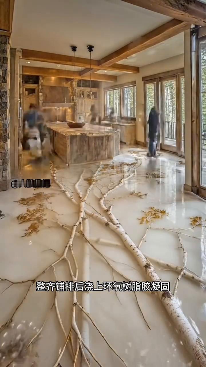 这户人家直接把整颗白桦树嵌进地板，整齐铺牌后浇上环氧树脂胶，凝固瞬间白桦树像从地
