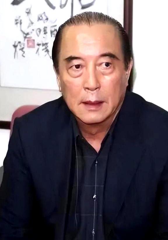 敢拿真枪顶着天王刘德华的脑袋逼他拍戏，还能把女神舒淇逼得直掉眼泪，这要是放现在，
