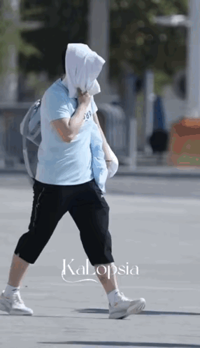莎莎的小腿一大片都是瘀黑的皮肤[哭哭]好心疼莎莎从小就离开父母，现在有了父爱一