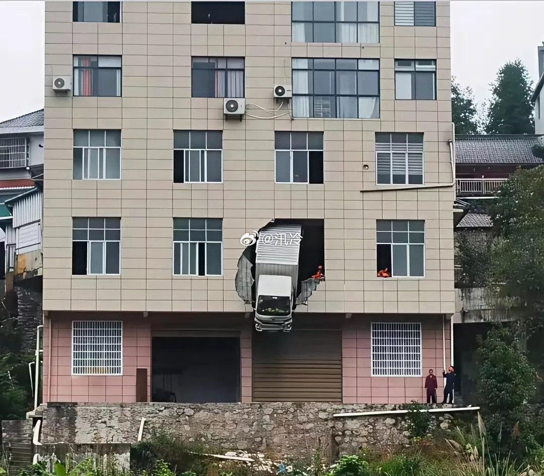 这样的车祸估计只有重庆地区才会发生吧
