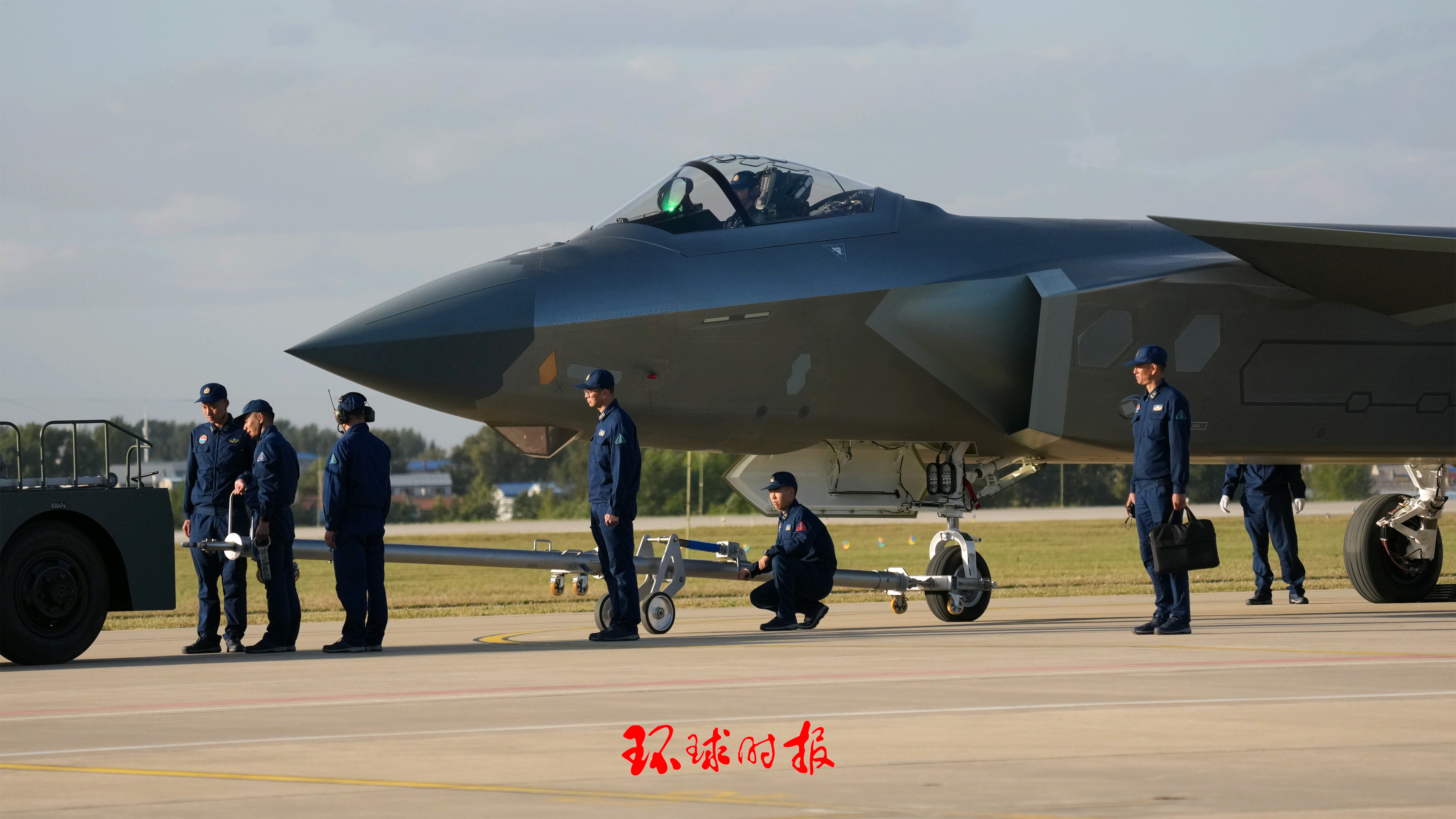 首次静态展示的歼-20来自换羽新飞的中空“河山劲旅”大大方方的展示多好（图2这张