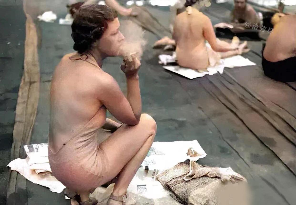 这张极具时代争议的老照片，定格了1908年纽约街头的一幕：一名女子坦然伫立街边，