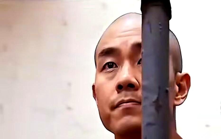 那个天不怕地不怕的金毛，眼神突然就软下来了。你敢信？就像一头斗了一辈子的老狮子