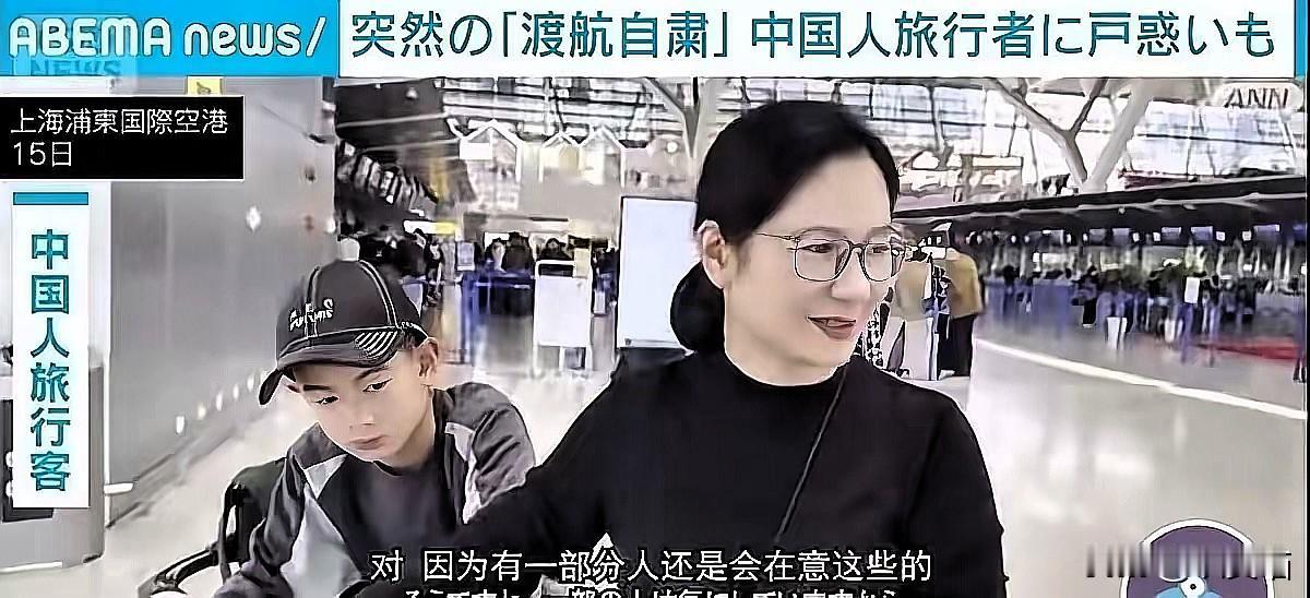 文旅部刚发谨慎赴日提示，首都机场T2去东京的队伍都排到拐弯了！这魔幻场面，一边
