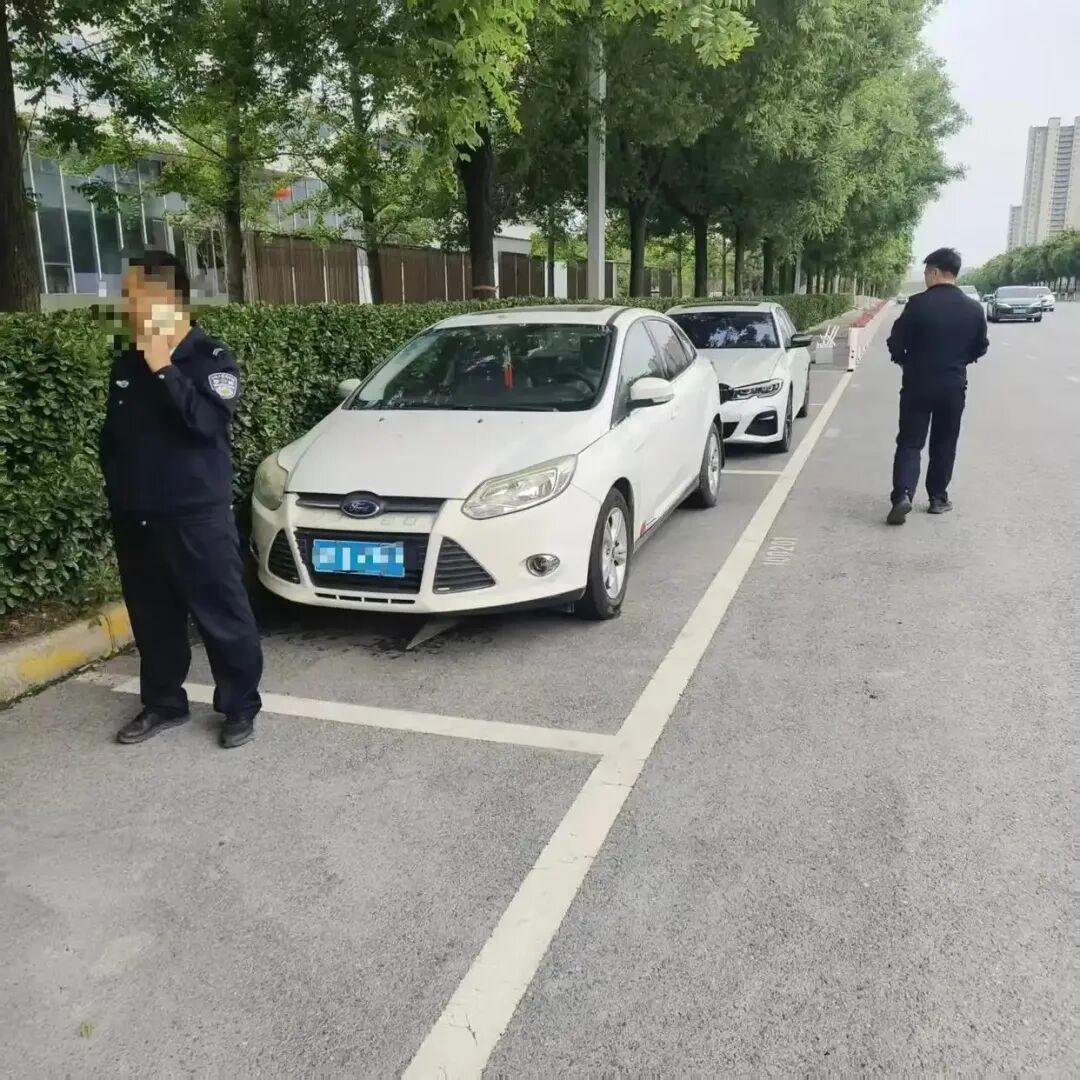 车停正规车位，竟被施工方用叉车偷偷挪走！车主奔波一个多月才讨到说法。最近陕西咸阳