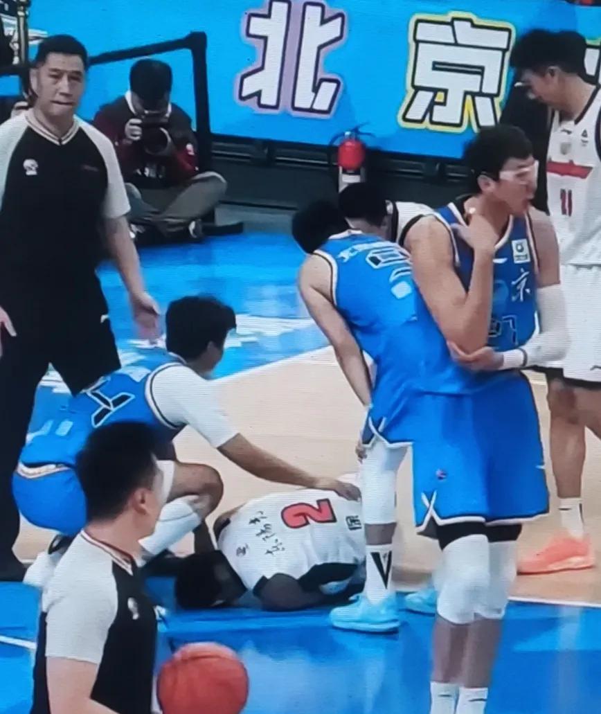 广东跟北京比赛后，就说三件事。1.钢铁战士徐杰意外受伤，揪着球迷的心，看到他受