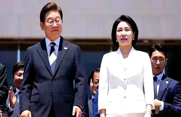 韩国第一夫人金惠景，得到民众一致好评。她每次公开亮相的仪态都特别抓人眼球，那