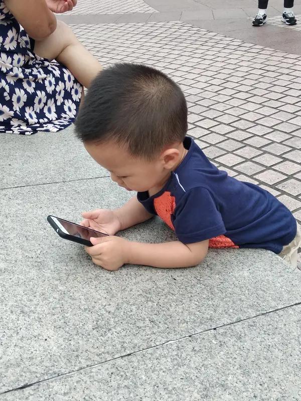 小朋友多读书还是多玩手机，答案很明显，多读书好。研究表明，长期玩手机对大脑影响