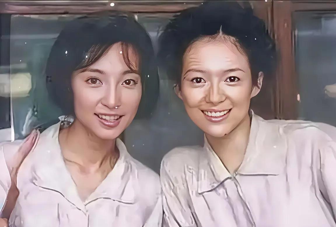 90年代的一张老照片里，章子怡和李冰冰的年轻模样太珍贵了。没有美颜滤镜，俩人都