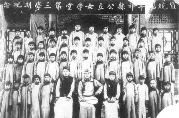 满清给中国人“易服”是一种强烈的执念，比如他们原本在清初，是打算让男女都易服的，