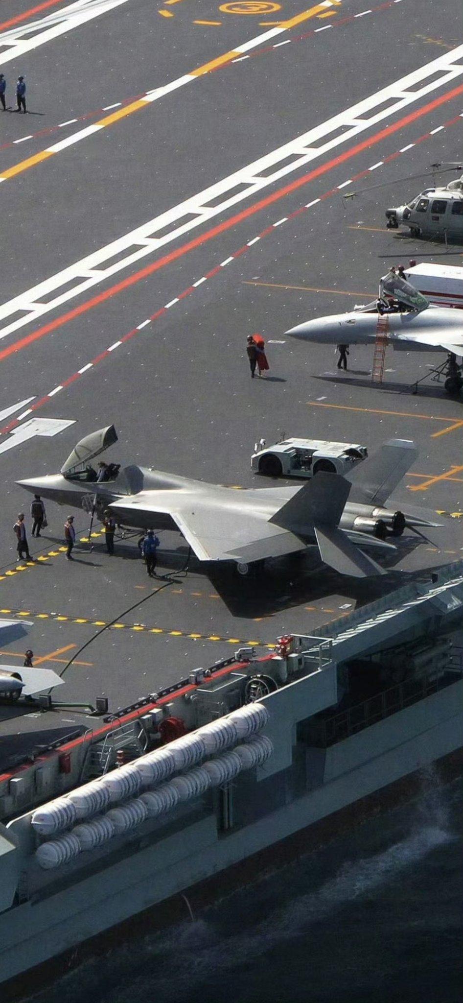 【国产舰载机细节对比，歼-35自带登机梯，保障流程更精简】福建舰入列后，海军