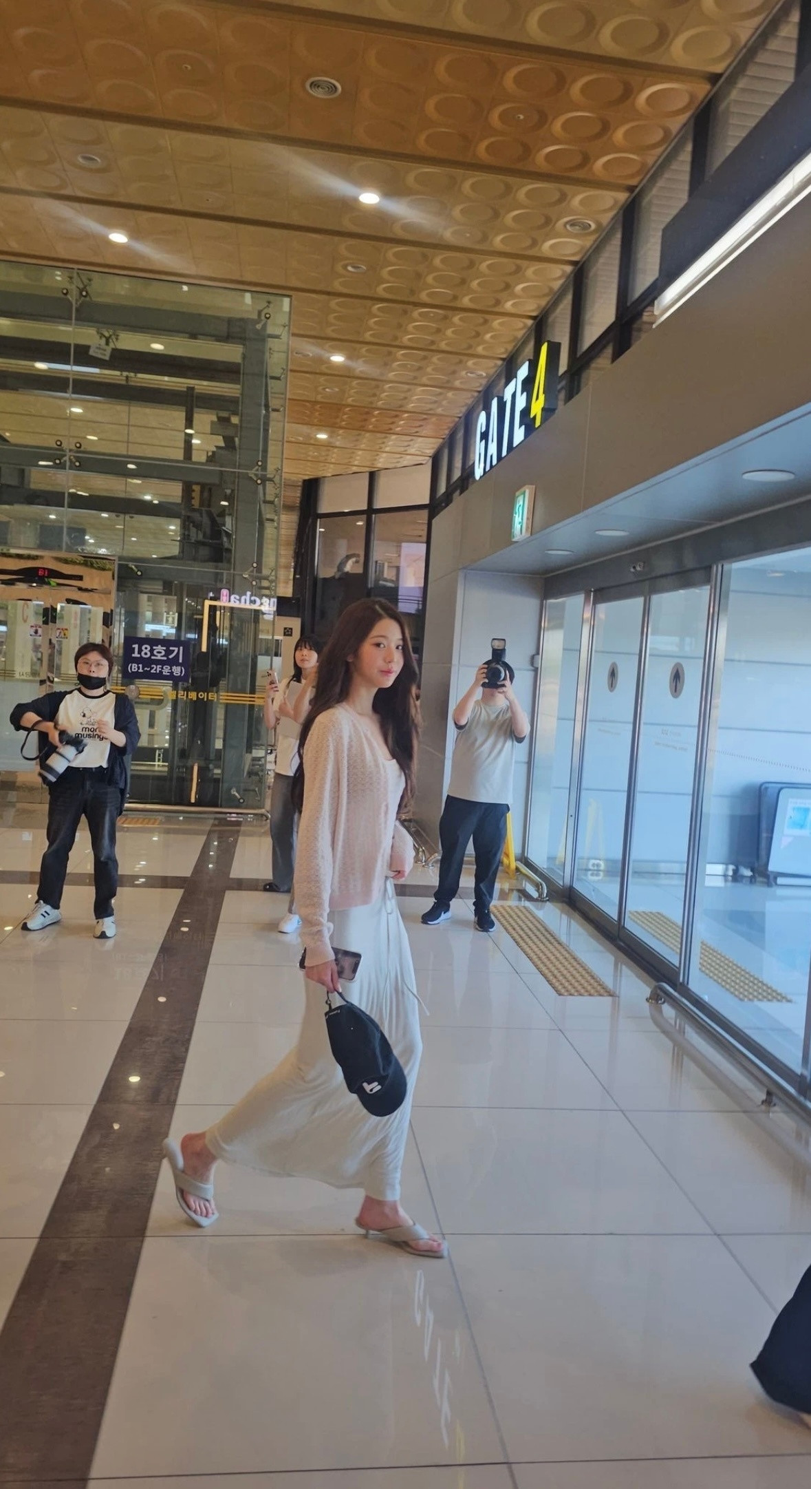 关于张元英的美貌是什么级别的这是路人随手拍的一张图…..