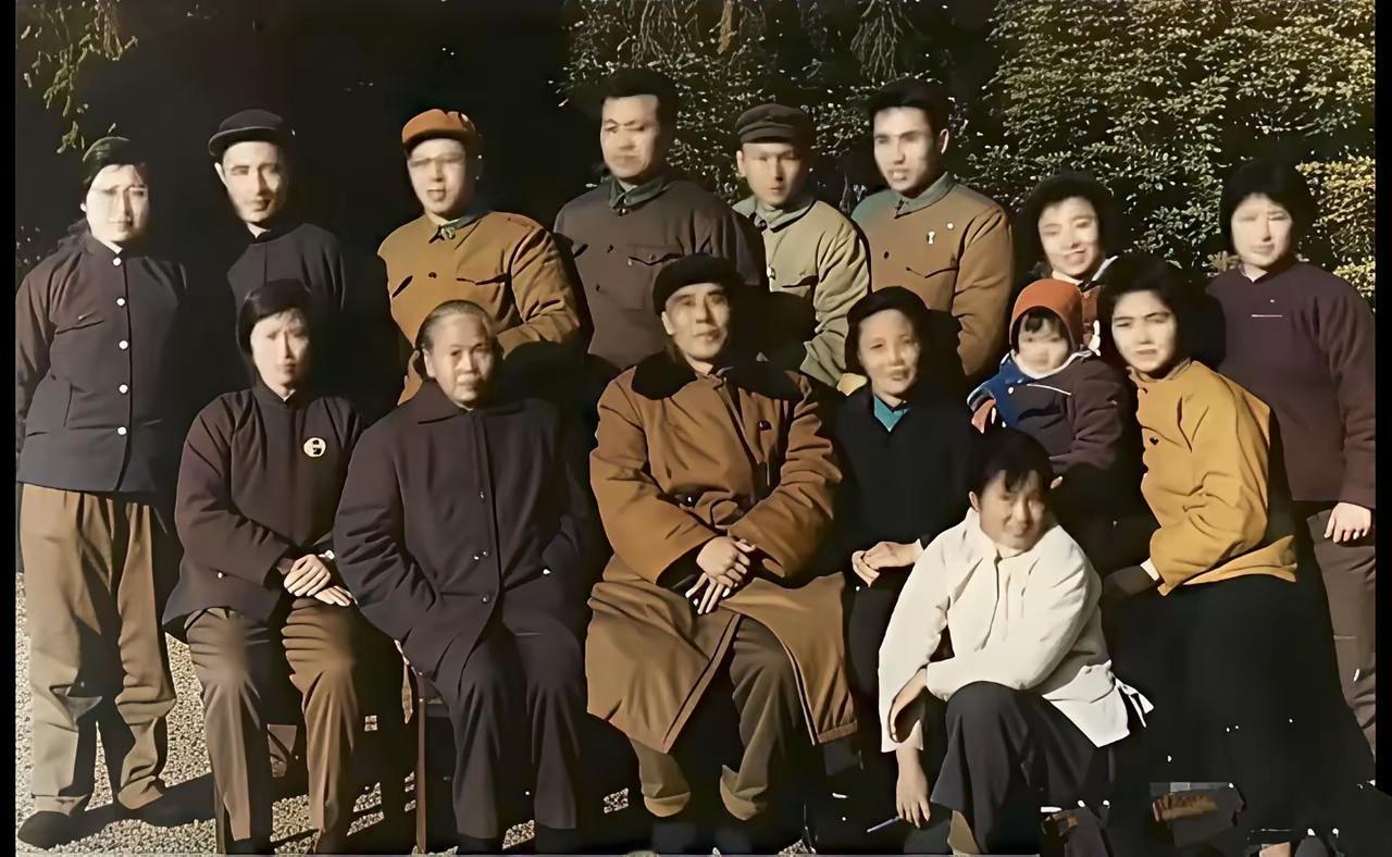 这张老照片拍于1970年春节，记录下贺子珍一家人在上海团圆的温馨画面。大半
