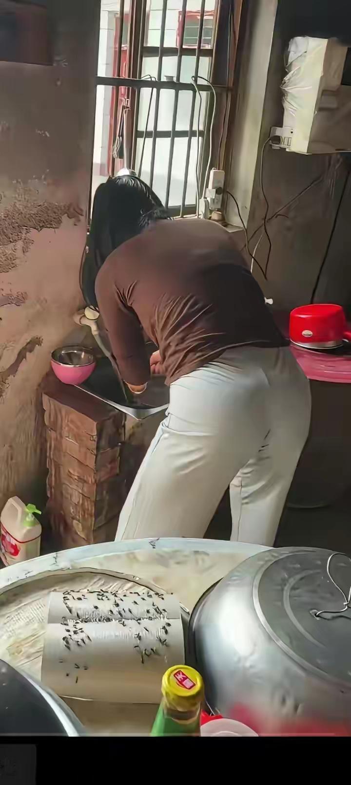 表姐18岁就去广东打工，在制衣厂一干就是十几年！年轻的时候在村里可是美女一枚，追