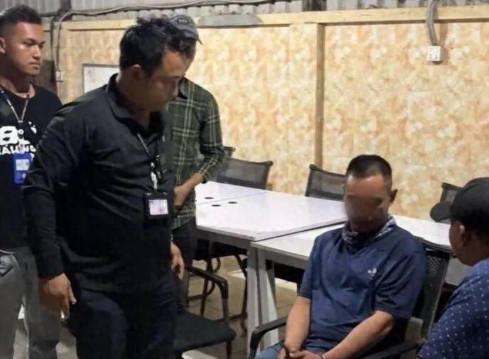 柬埔寨，一男的，趁着诊所里只有一个中国女医生，就起了歹心，他假装自己身体不舒服，