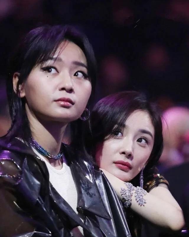 在一档节目里，周笔畅很大方地承认自己整过容：“我当时也是按照杨幂整的，结果整出来