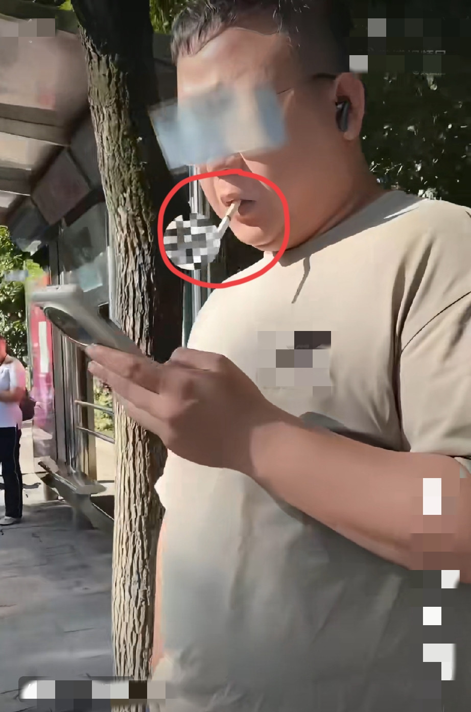 上海，女子在公交站台上劝阻一名男子抽烟，反遭到对方辱骂，女子报警后，男子直接坐上公交车离开了……第二