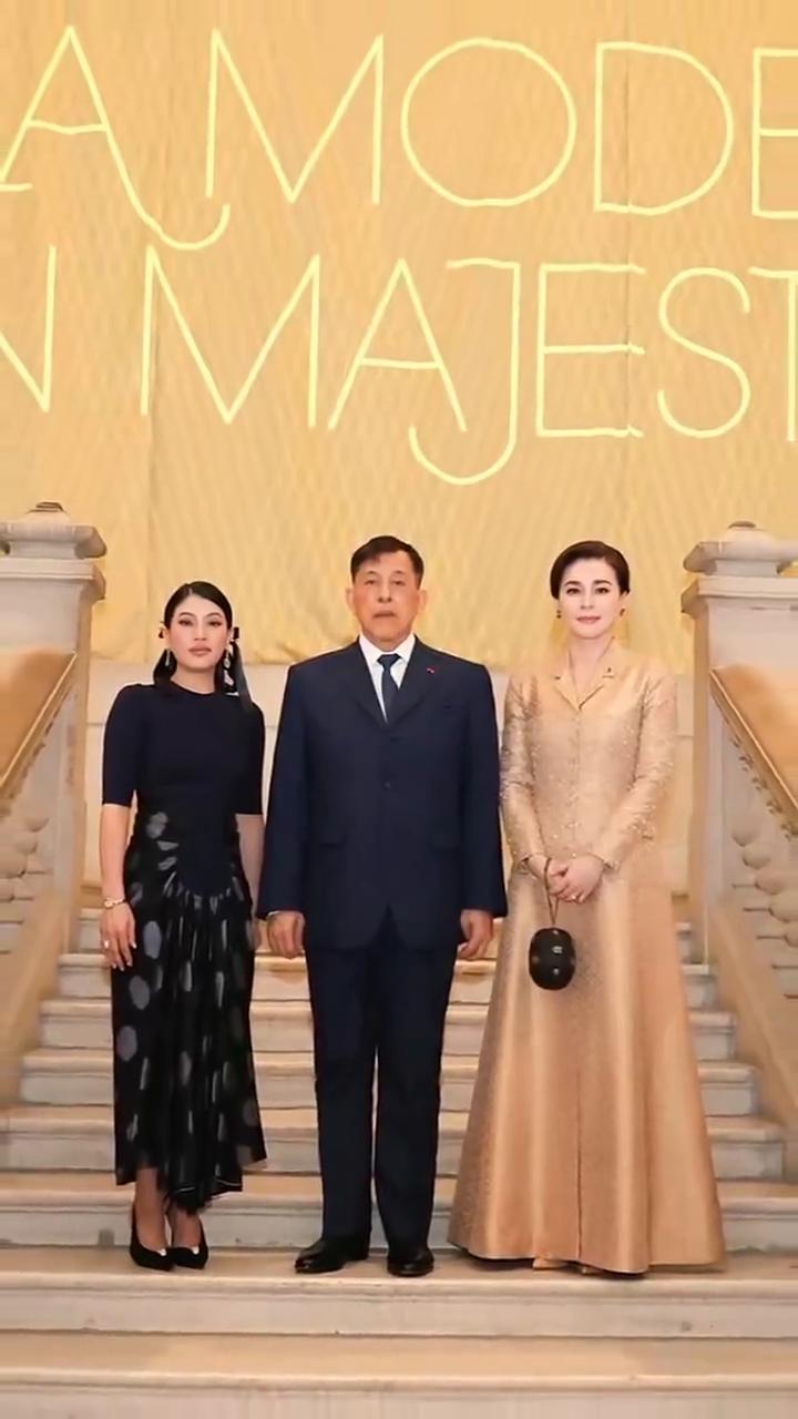 苏提达一袭香槟金色长裙礼服亮相巴黎艺术博物馆，太好看了！闪闪发光的苏提达王后笑起