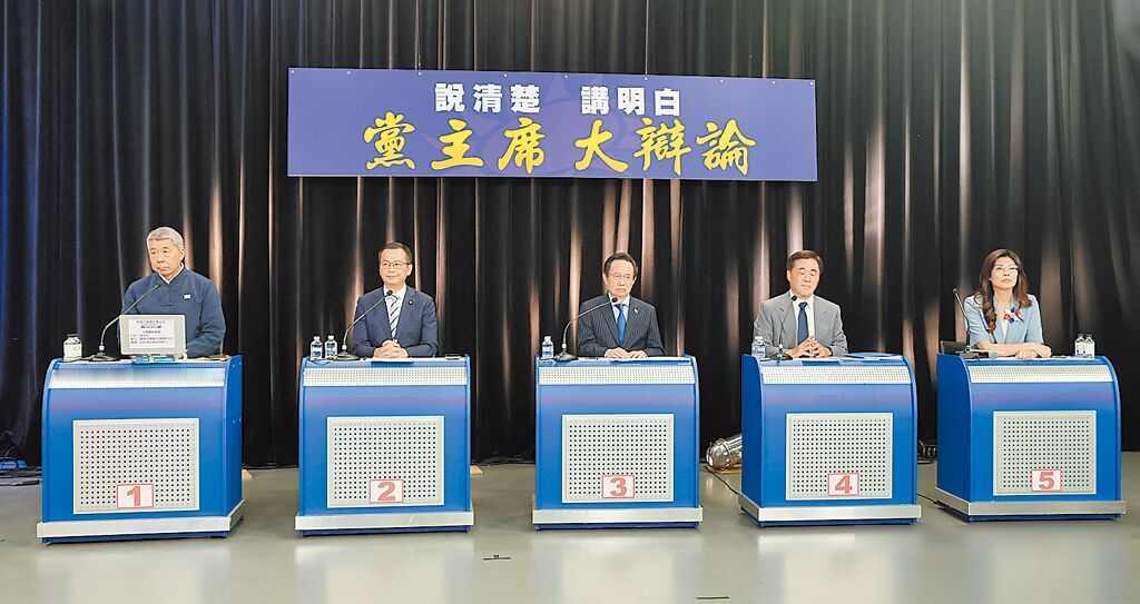 国民党主席辩论夜掀惊涛，老将失蹄黑马狂奔，未来变数藏在哪？中天新闻刚公布的三