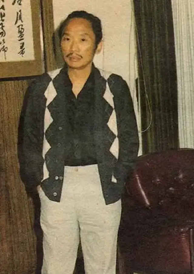1958年，上大一的古龙辍学了，因为他迷上了一个舞女，还和她同居生了儿子郑小龙。