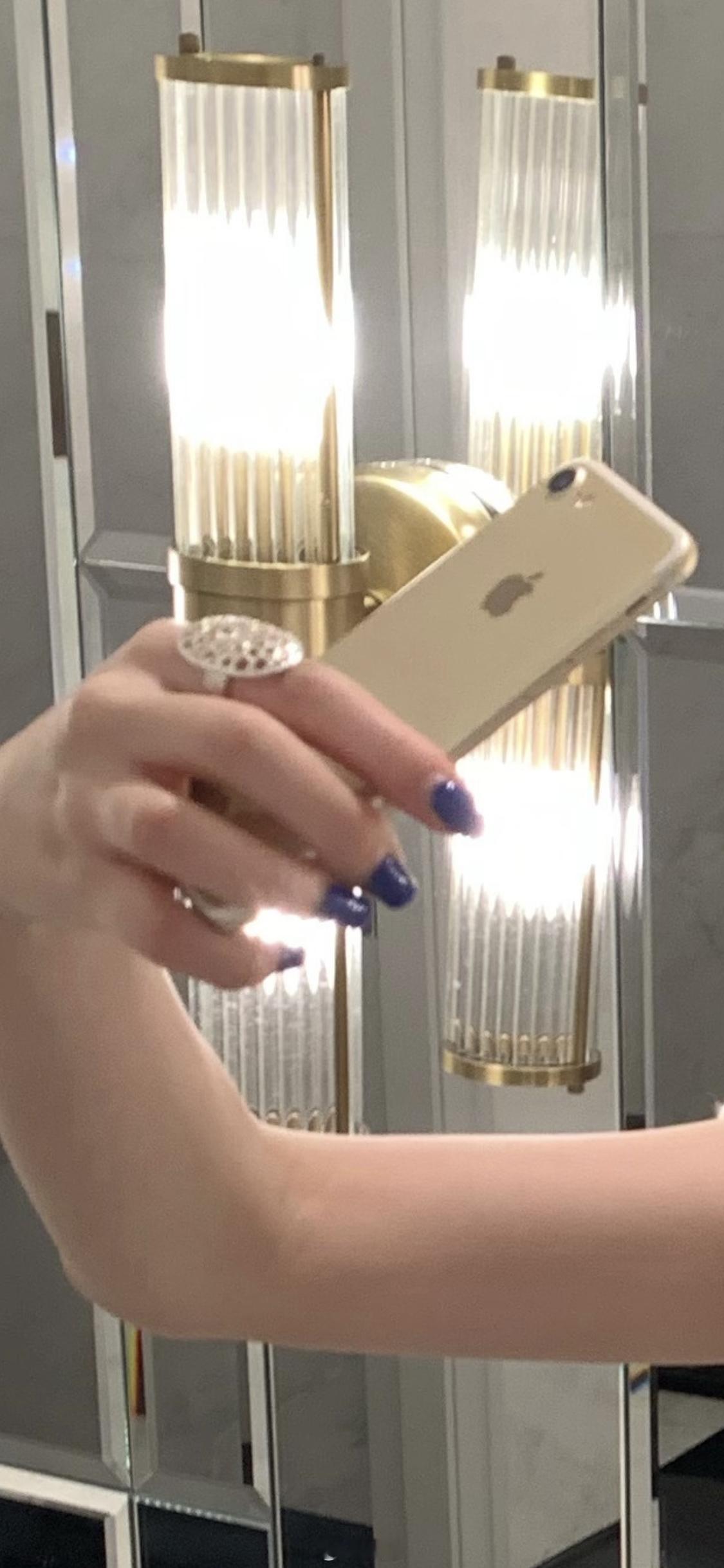 刷到一个好看的小姐姐还在用iPhone7！