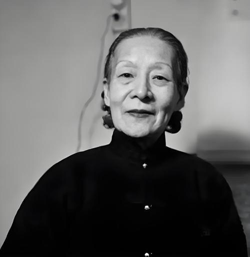 她是胡蝶皇后裕容龄，但最后与太监相恋多年，晚年被打断双腿下场凄惨。当时在1902