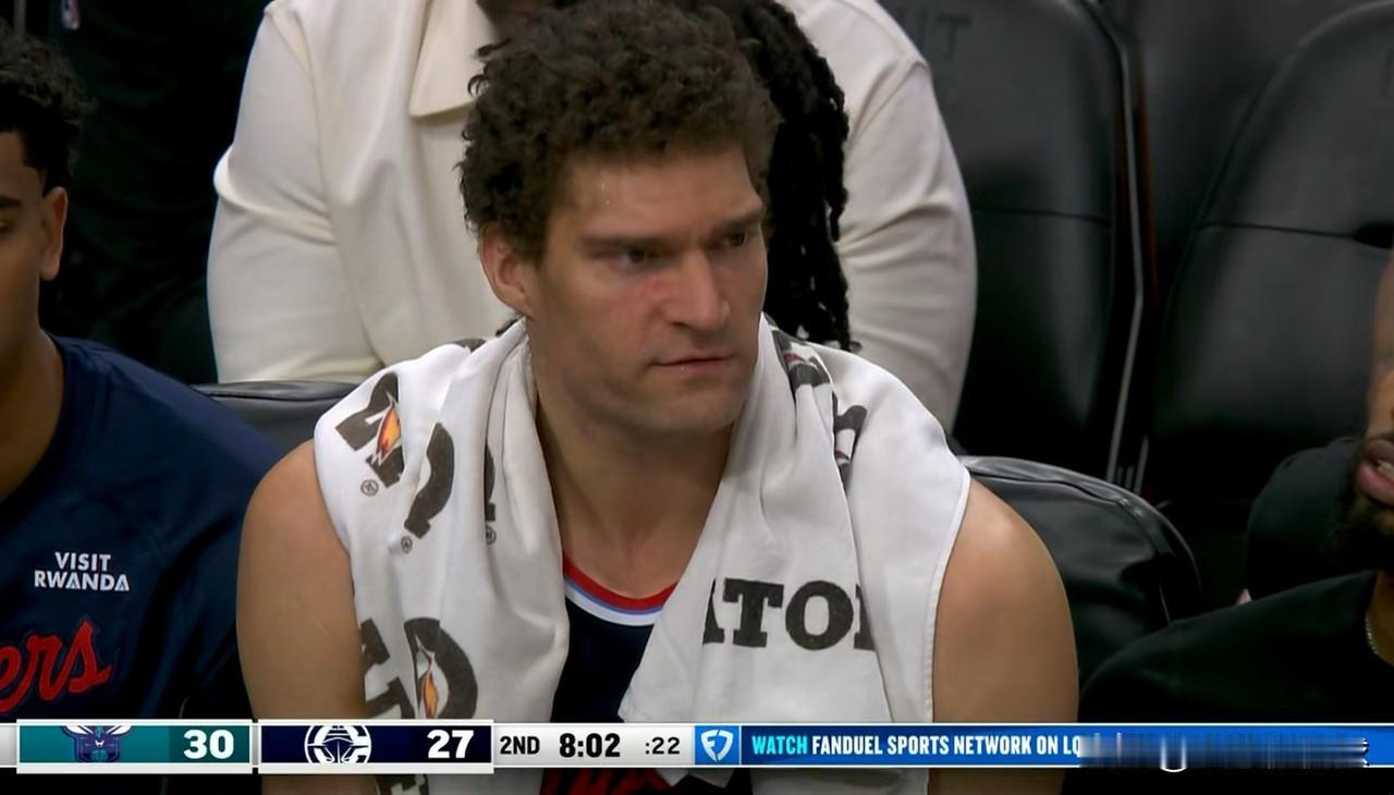 快船老将洛佩兹真是铁树开花！在今天快船主场以117：109击败黄蜂的比赛中，洛佩