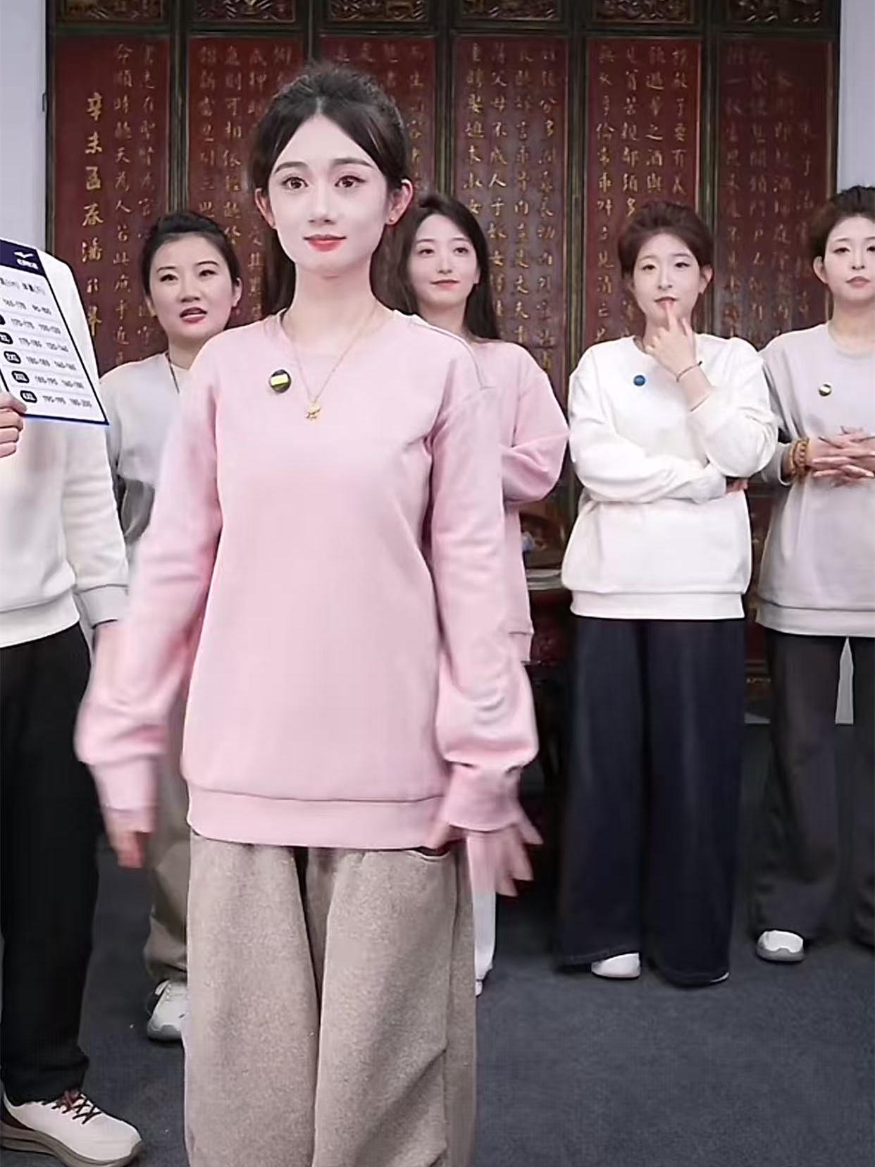 德云社鼓曲社的首场直播带货来了，董事长王惠全程盯着，刷礼物成榜一，还没少下单。王