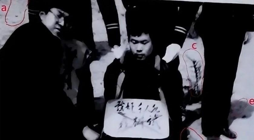 1994年，石家庄女工康某某在玉米地被奸杀。警方锁定了一个“可疑青年”——21岁