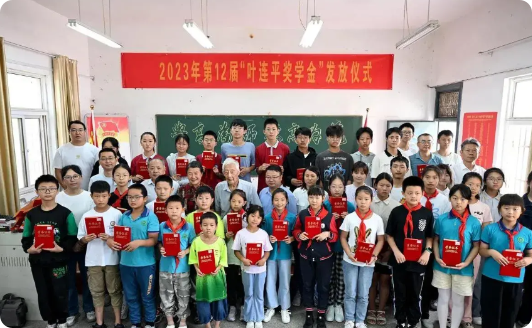 1990年，62岁教师接到退休通知，刚把教学工具上交，就扑通一下，趴在办公桌上，