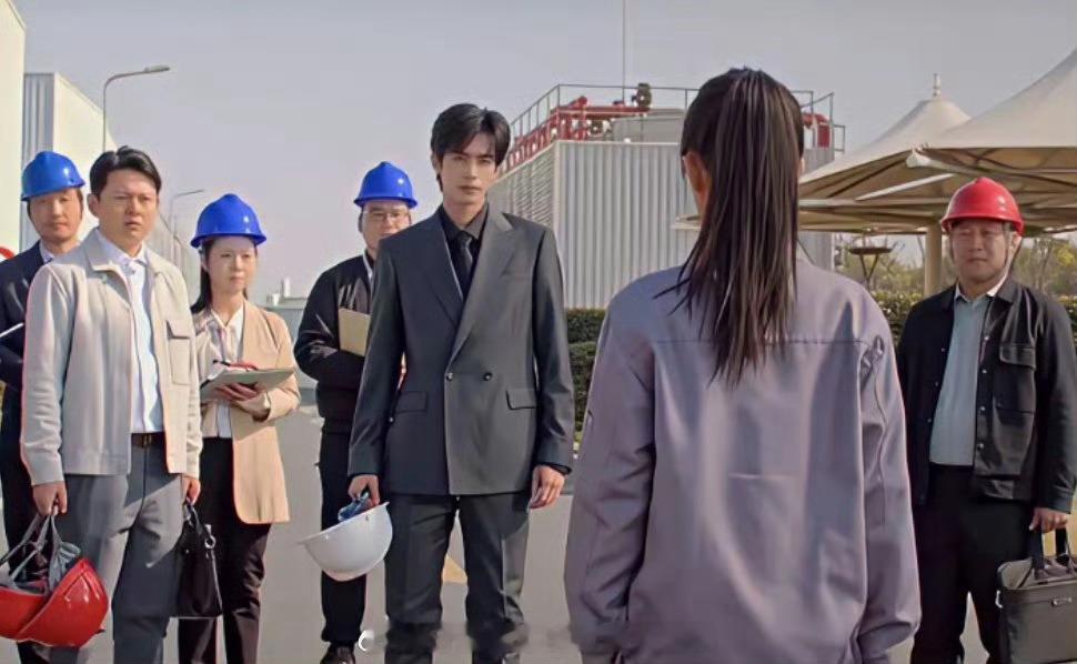 偶像剧里男主角的仪态可是重中之重，他却既高低肩，走路还同手同脚，这种情况我还是头