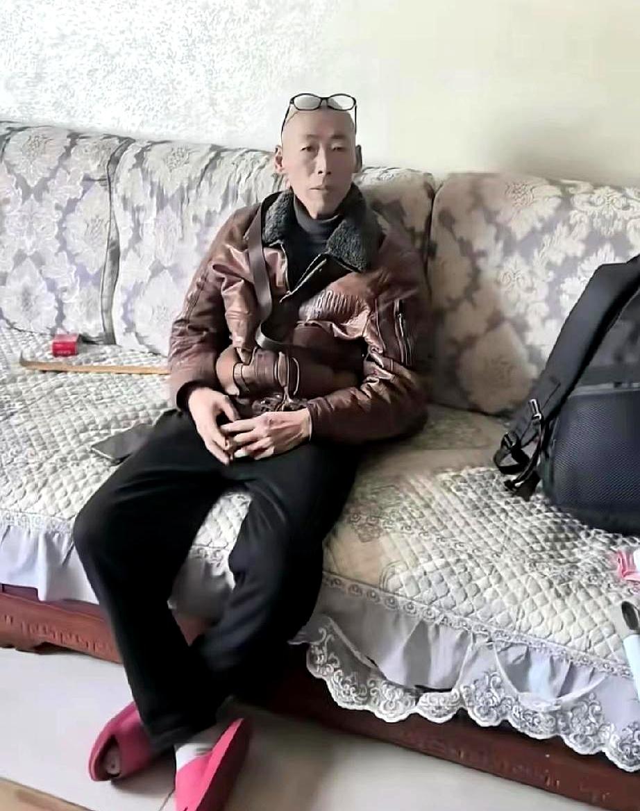 回了山西，坐在亲戚家沙发上，他心里头却空落落的。眼前这张大桌子摆得挺气派，表哥