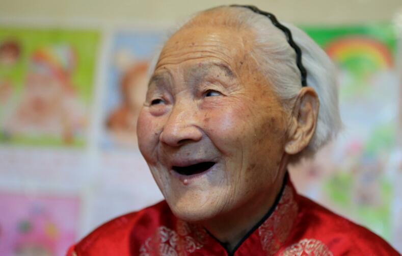 江苏南通有个109岁的老太太，镇上人都叫她“老太君”。她有个让人想不通的“坏毛病