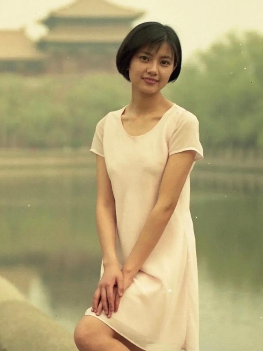 这是一张九十年代高圆圆高中时期的旧照，照片里的高圆圆，满屏青春扑面而来。素净穿搭