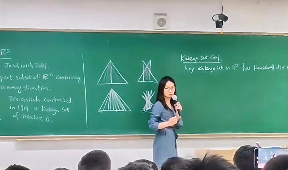 看了王虹上课用粉笔在黑板写满公式推理的视频，再对比现在多数老师用PPT教学，这差