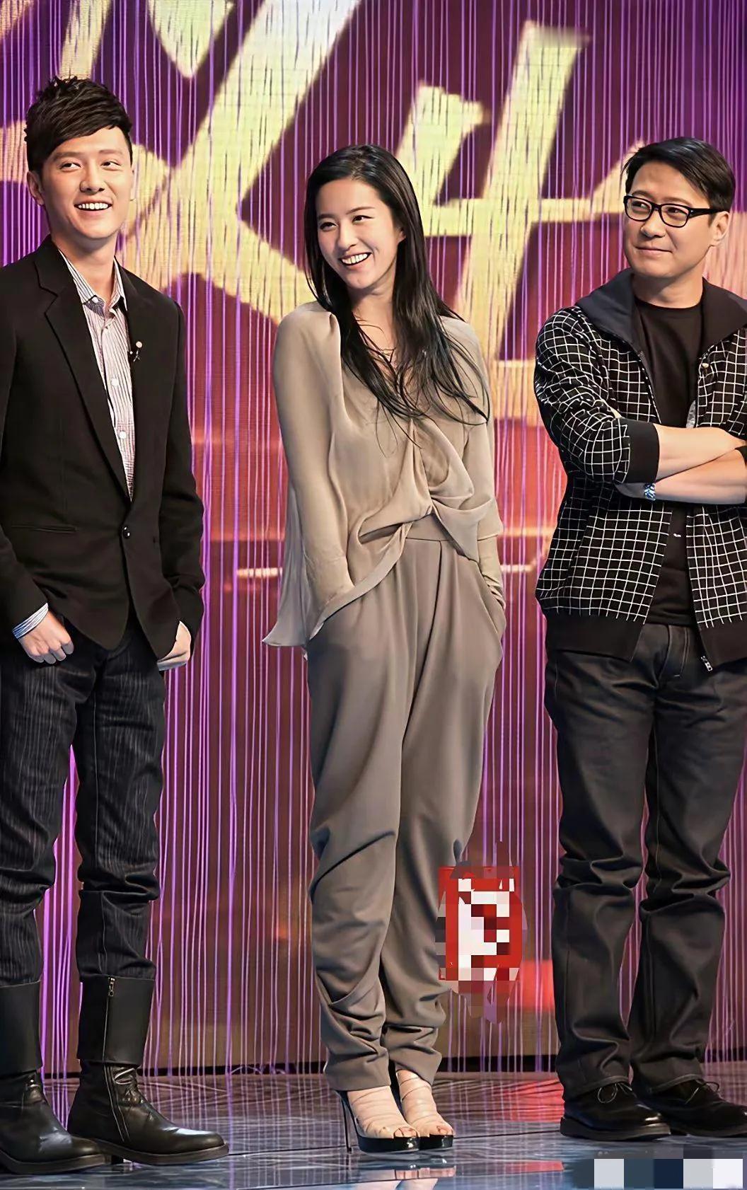 镜头中的刘亦菲青丝垂肩，杏眼含波，喜容绽放，笑纹生动，颈纹清晰；戴着眼镜的黎明疏