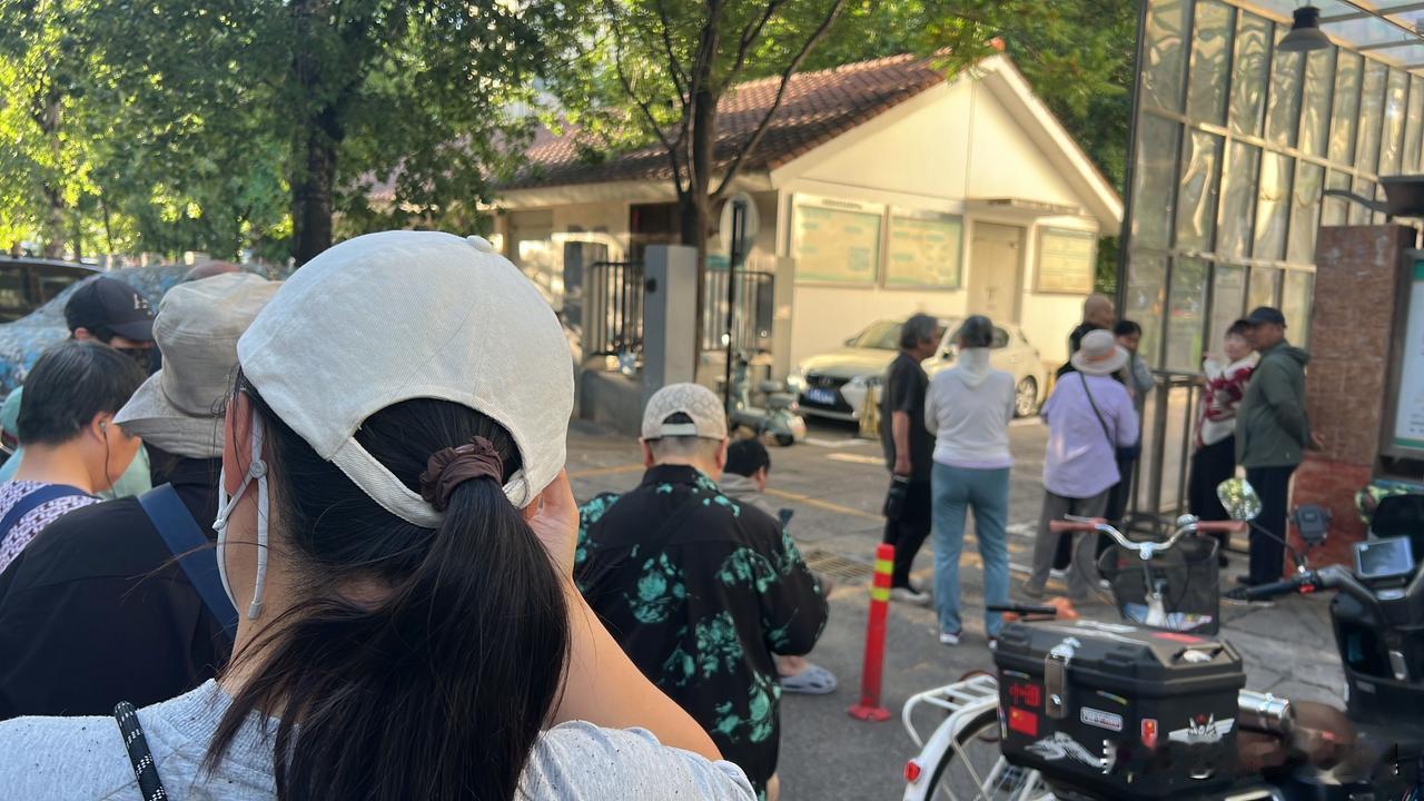 早上六点，丰台某社区医院门口每周四，这个社区医院供应一个小时的进口药，俗称“