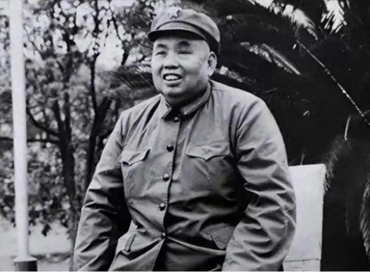 1934年，他带着100多个非战斗人员冲进9个团的包围圈救下许世友，44年后，许