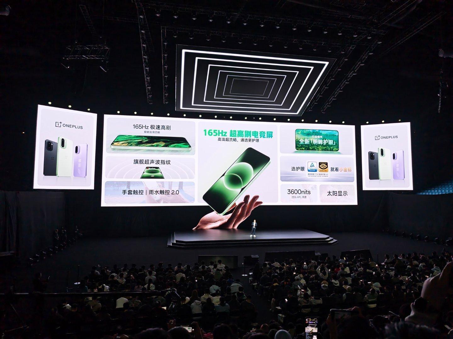 一加Ace6T的这块儿屏幕延续老传统，支持手套、雨水触控，同时165Hz的刷新率