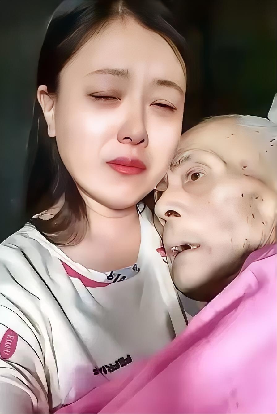 泪目！河南商丘，一老人在医院看病，自知可能要不行了，就跟女儿说想喝一碗面汤，女儿