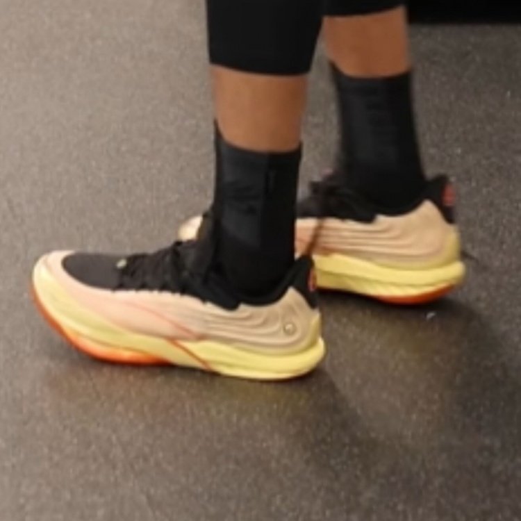 ➡安踏要终结库里的乱穿鞋时代了？？？安踏库里库里库里上脚带有个人Logo的安踏P