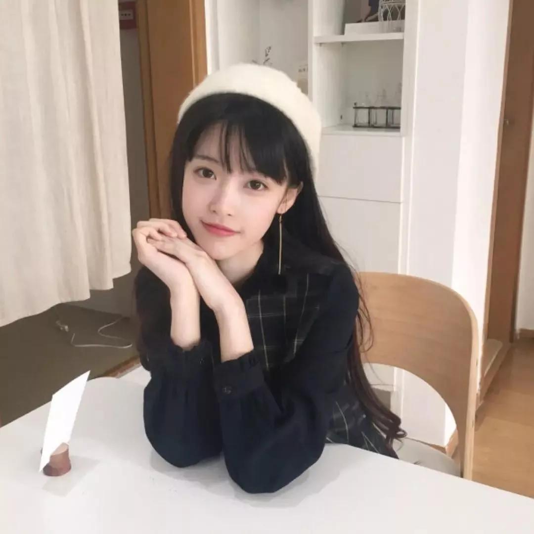 静坐书香里，悠然自得心。几卷闲书慰浮生陶醉书香意境几净茶香书韵味禅意静坐