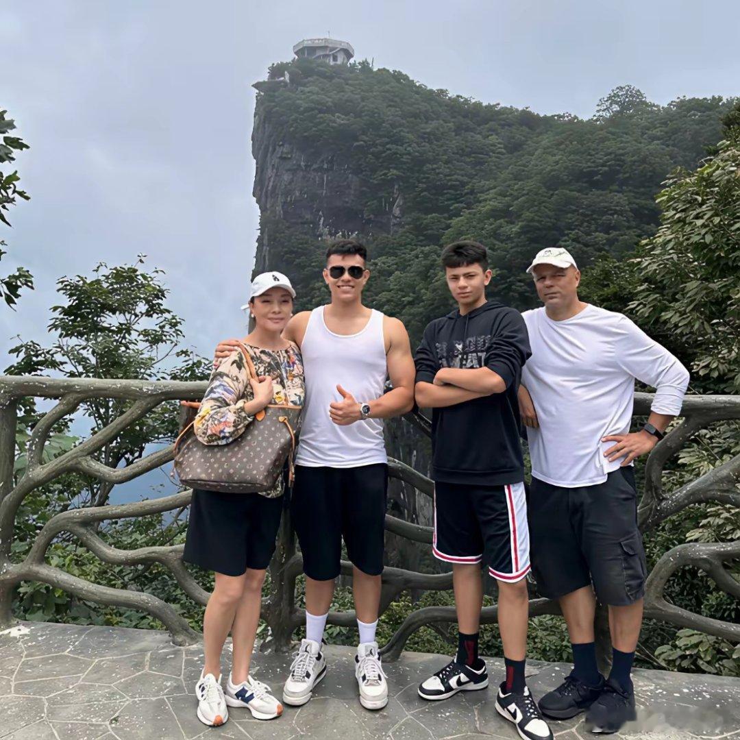 史可一家的合照火了！史可和瑞士老公带着俩儿子出游，合照里满是幸福。都说俩儿子没一