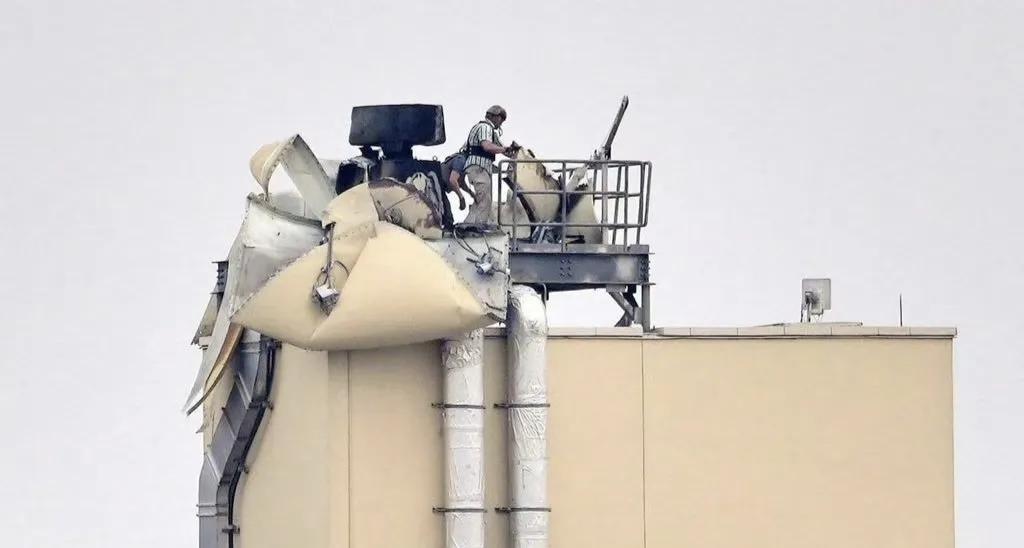 昨晚遭到攻击之后，美国驻巴格达大使馆屋顶上的C-RAM系统配备的“长颈鹿”-1X