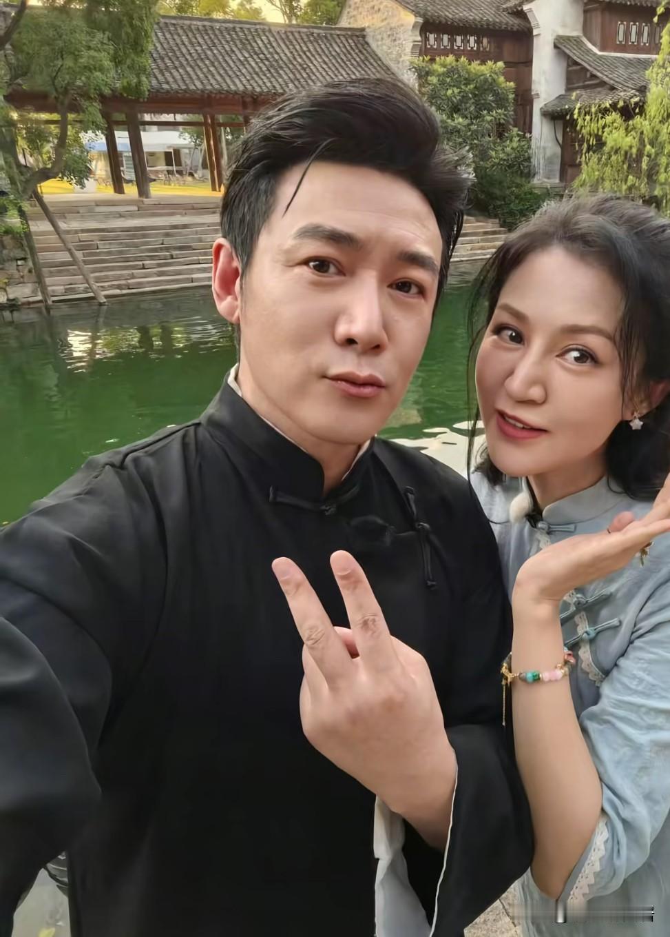 终于发现鲍蕾为啥过得这么幸福了，不是因为她拥有一双大长腿，更不是她长得漂亮，而是